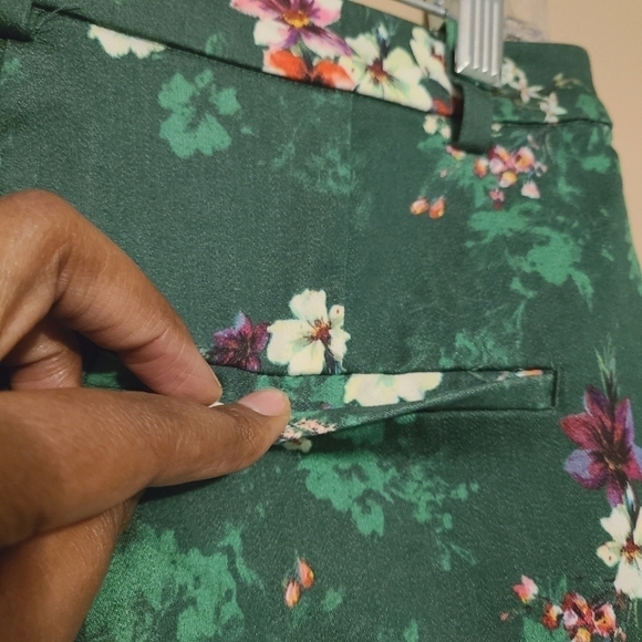 H&M | Women's Green Floral Pull-on Style Straight Ankle Pants (Size 8) - Picture 12 of 15